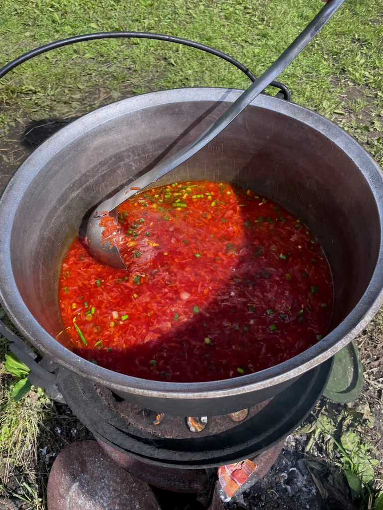 Lõkkel valmistatud borš.