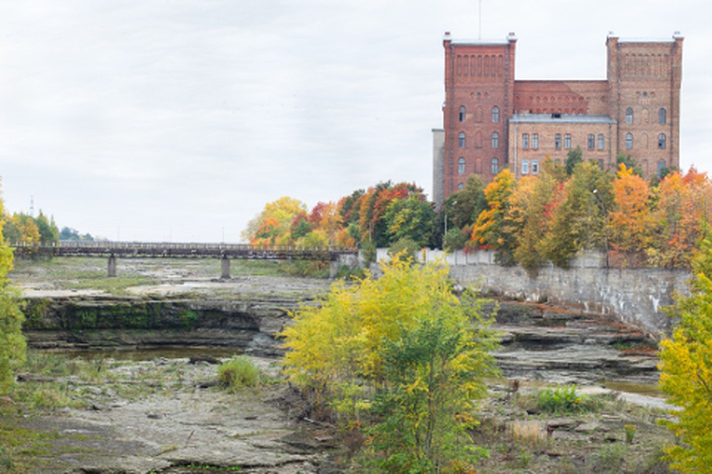 1899. aastal ehitatud Georgi vabriku hoone Narva joa kaldal, mida arendaja pakkus sisekaitseakadeemiale, aga sellest ei saanud asja. Kunagise Euroopa veerohkeima joa astangud on praegu enamasti kuivad, vaid suurvee ajal lastakse neile liigvett, mida Jaanilinnas asuv hüdroelektrijaam ei suuda vastu võtta.