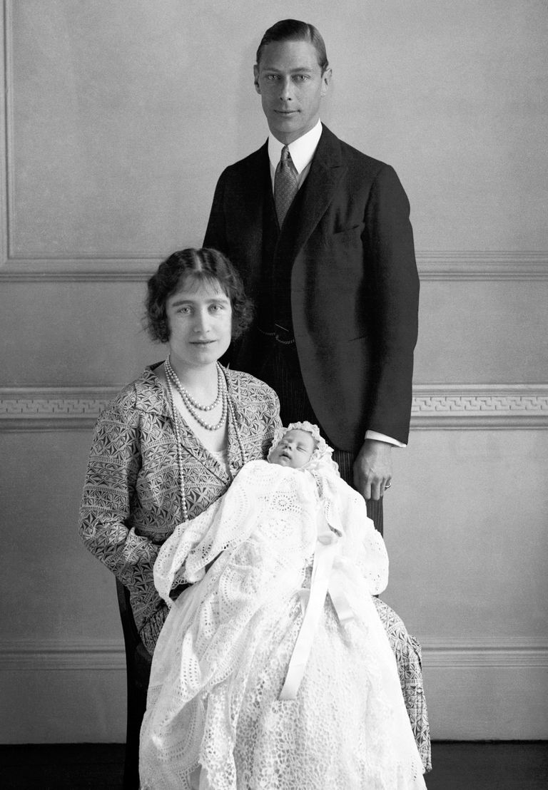 29 апреля 1926 года. Георг VI и Елизавета с их дочерью принцессой Елизаветой II, будущей королевой Великобритании.