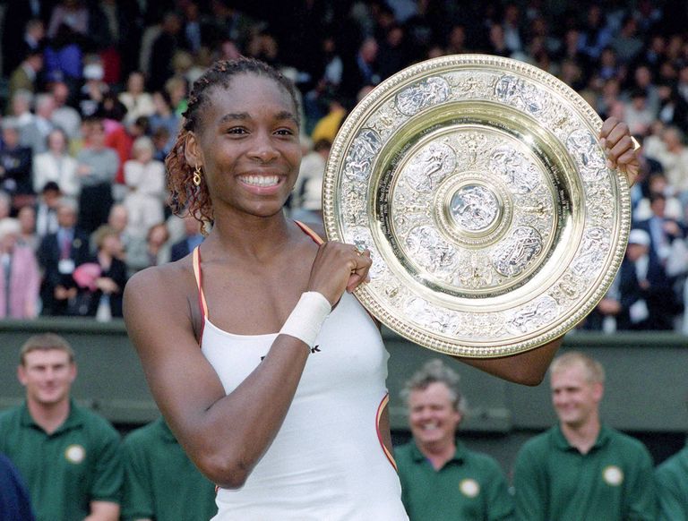 Venus Williams Wimbledoni võidutrofeega aastal 2000.