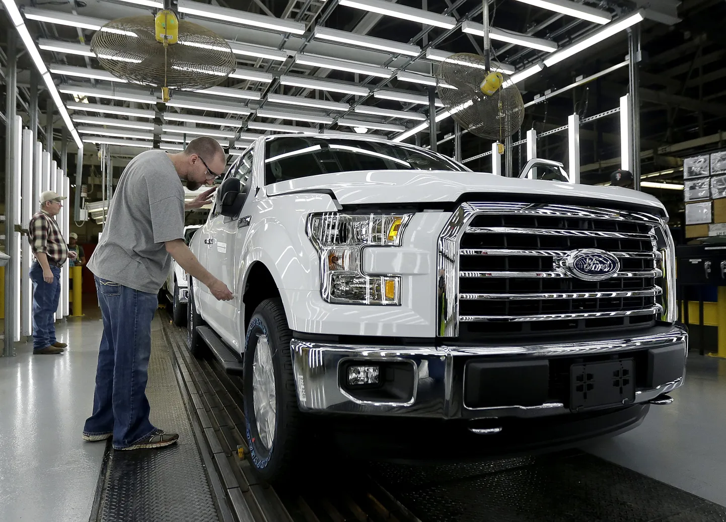 USAs enimmüüv Fordi F seeria kastikas on kui toode tõelisele ameeriklasele, mis on ka kokku pandud Ameerikas. Pildil Ford F-150 koosteliin Kansas City tehases.