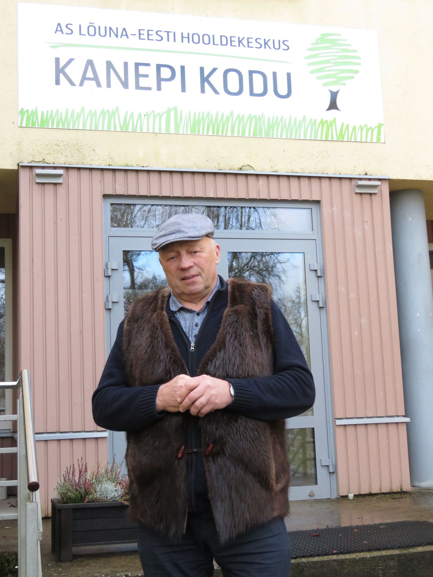 Eneseisolatsioonis viibiv Lõuna-Eesti Hooldekeskus ASi juhatuse liige Ülo Tulik ei tohi üle Kanepi Kodu ukse lävepaku enam kui nädala jalga tõsta.