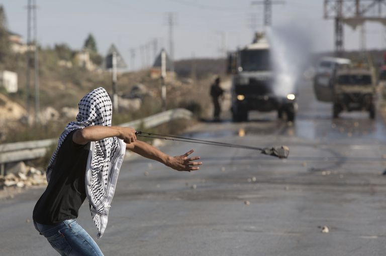 Palestiinlane loopimas kivi Iisraeli sõdurite pihta / Scanpix