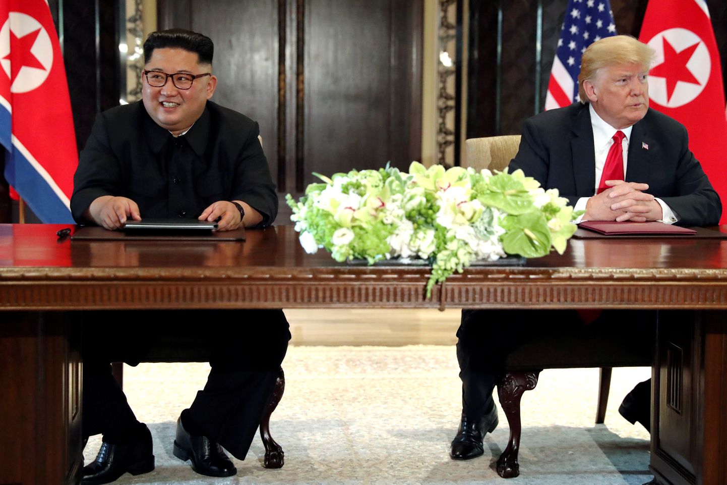 Kim Jong-un ja Donald Trump allkirjastamistseremoonial.