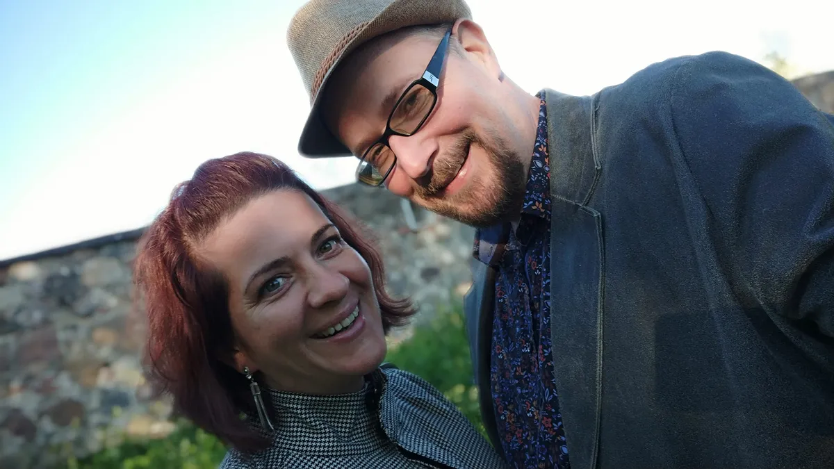 Ilona Abdullaeva ja Raul Kalev. Paar oli koos 13 aastat, siis naine lahkus ja võideti tagasi. Uut sada korda paremat suhet on nad nautinud ka juba kolm aastat.