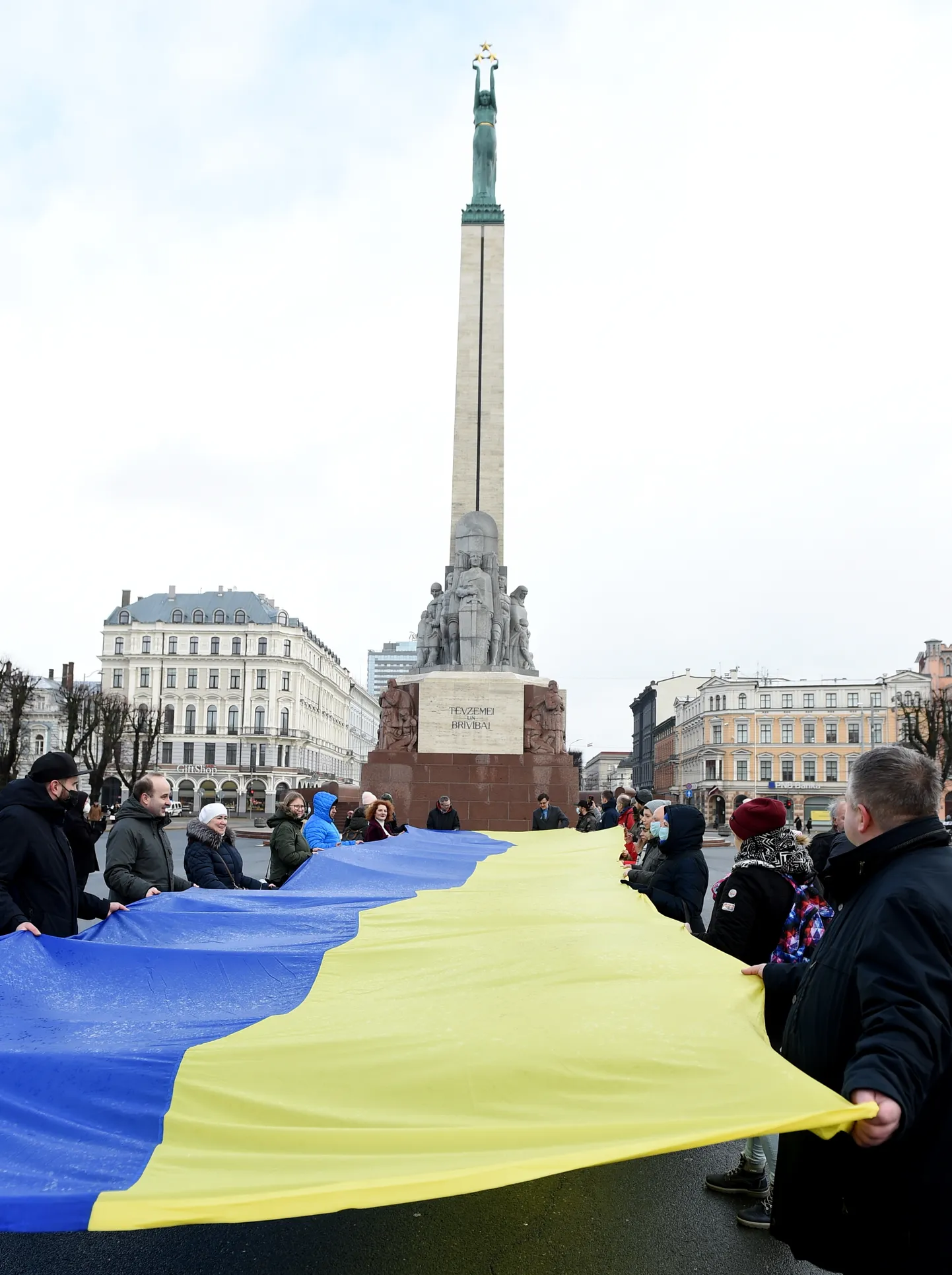 Акция в поддержку Украины и памятника Свободы в Риге