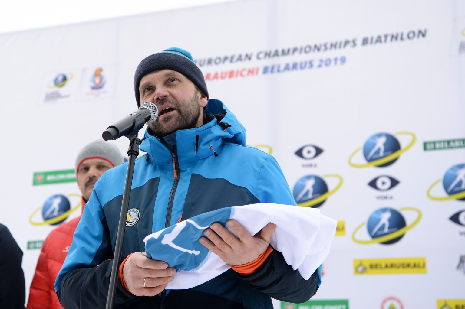 «See on kena tava, kus võistluste lõppedes annab korraldaja lipu üle järgmisele korralduskomiteele,» ütles lipu Eestisse toonud võistluste korralduskomitee esimees Aivar Nigol.