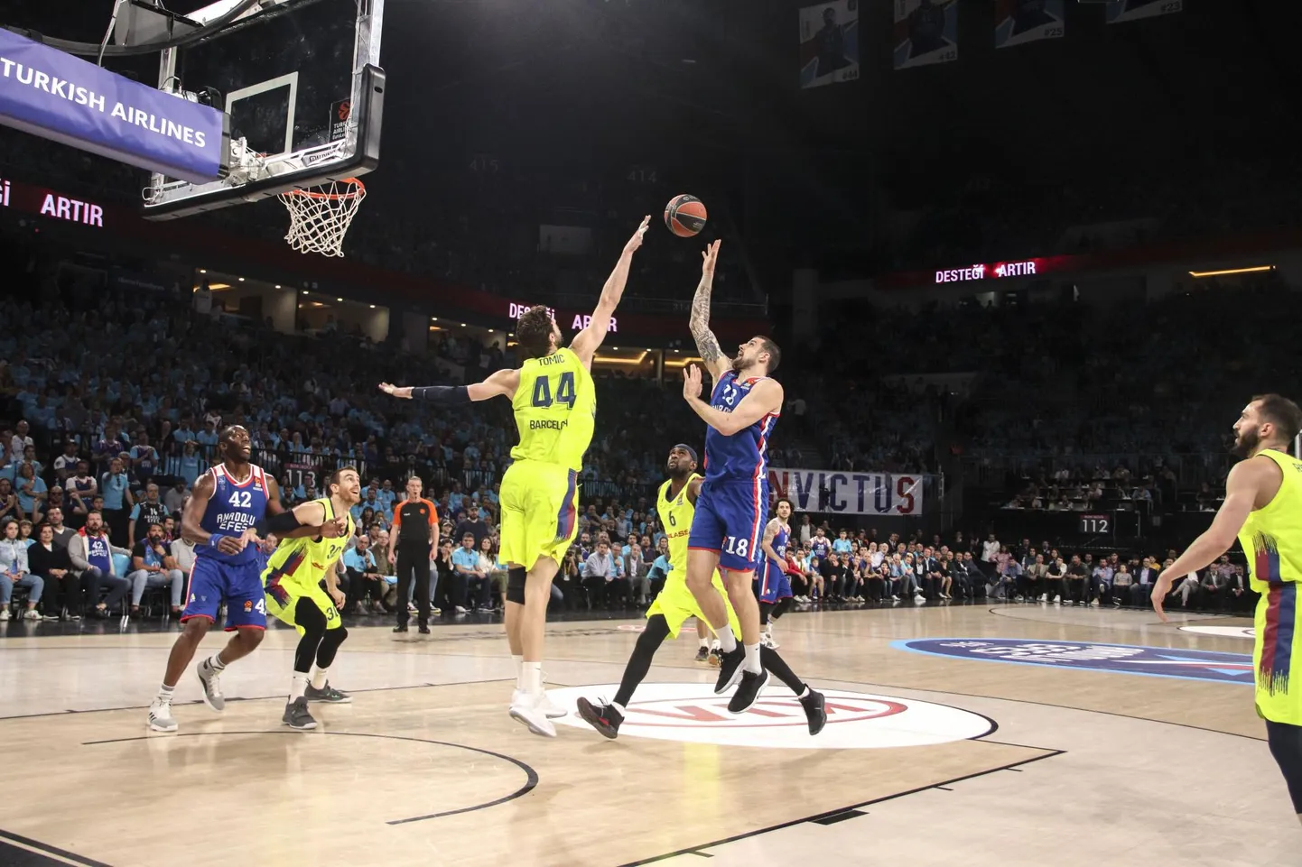 Adrien Moerman (nr.18) Anadolu Efes Istanbulist võitlemas Ante Tomiciga (44) FC Barcelona Lassast edasipääsu eest poolfinaali.