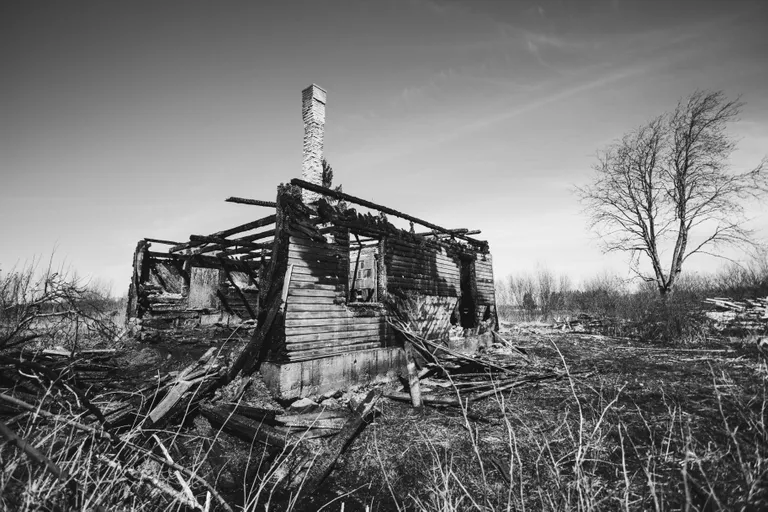 Häädemeeste vallas Soometsa külas põles elamiskõlbamatu maja, milles olnud mees hukkus. Põlengus surma saanud 52aastane 13 lapse isa Aare, kelle majas puudusid nii elekter kui vesi, kurtis sügisel, et selline elu on põrgu. Elektrita oli Aare elanud kuus aastat, vesi võeti välja möödunud sügisel.