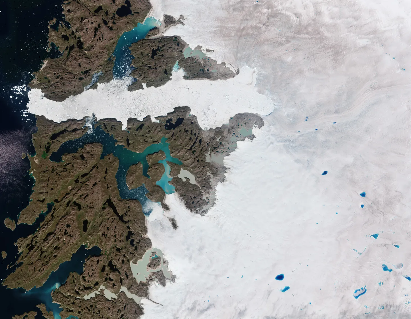 Copernicuse Sentinel-2 satelliidi pildil on Gröönimaal asuv Jakobshavni liustik – üks maailma kiireim ja aktiivsem liustik.