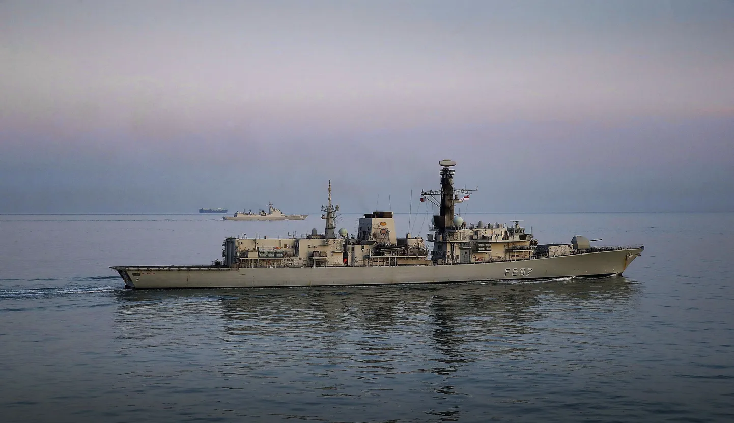 HMS Westminster (esiplaanil) saatis taamal paistvat Hiina sõjalaeva.