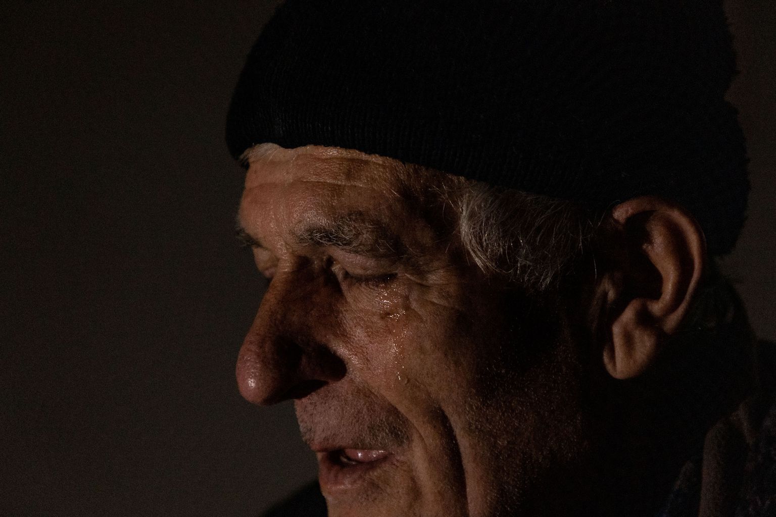 У Юрия, который уже почти год живет в подвале в городе Великая Новоселка, слезы наворачиваются на глаза, когда он думает о своих внуках, живущих в России.