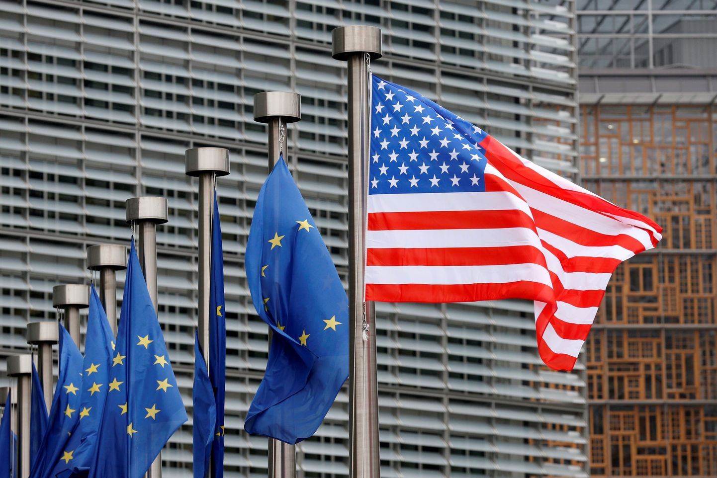 Euroopa Liidu ja USA lipud.
