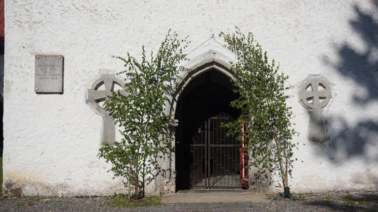 Kose kiriku uks nelipühadeks kaunistatuna.
