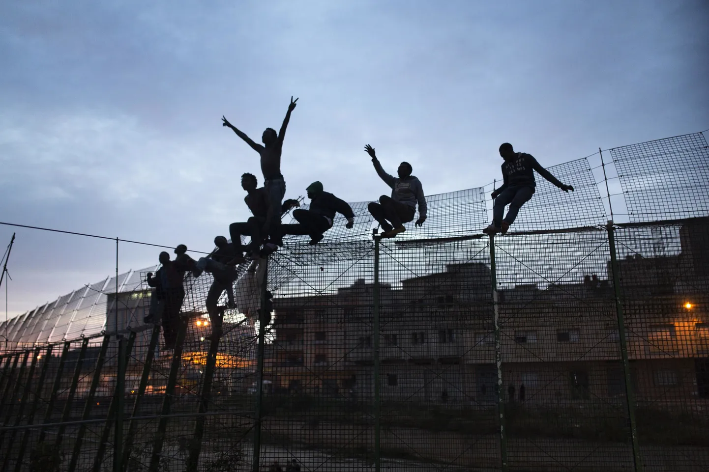 Migrandid ronimas üle Marokot Melillast eraldavast metalltarast.