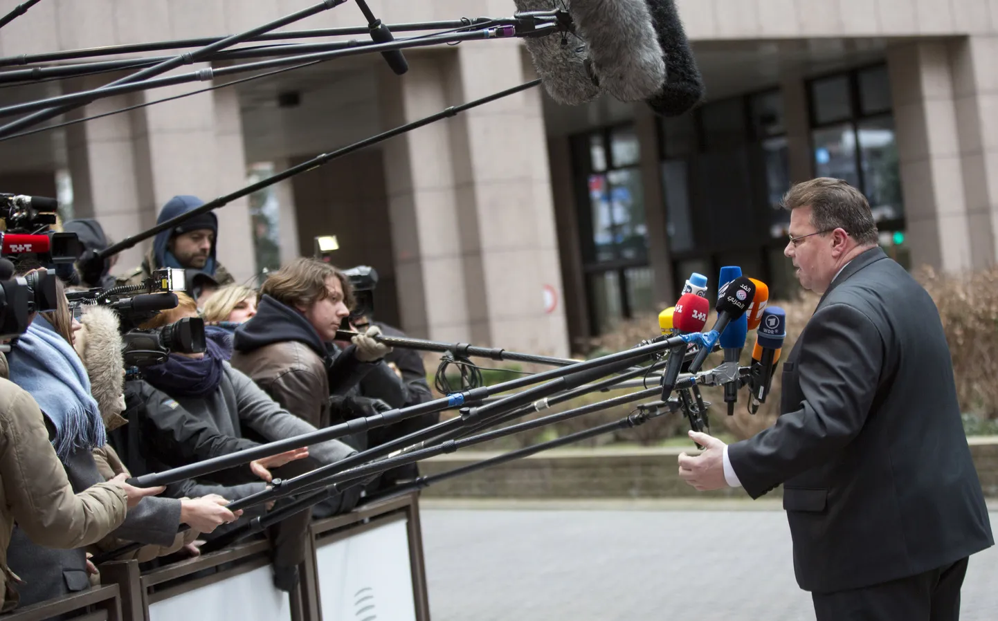Leedu välisminister Linas Linkevičius ajakirjanike piiramisrõngas.