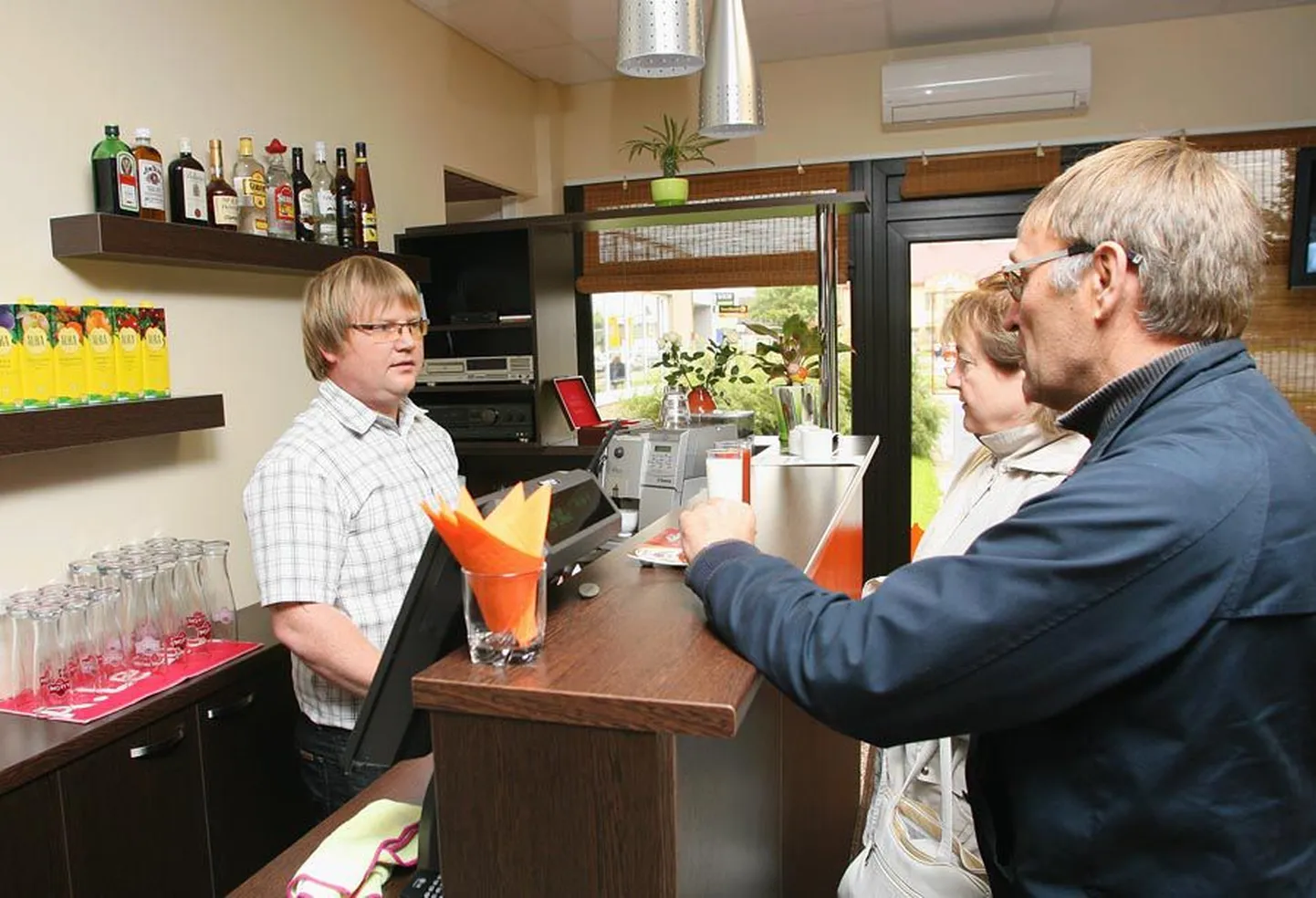 Karksi-Nuia keskväljakul avati üleeile kohvik Pop! Cafe.