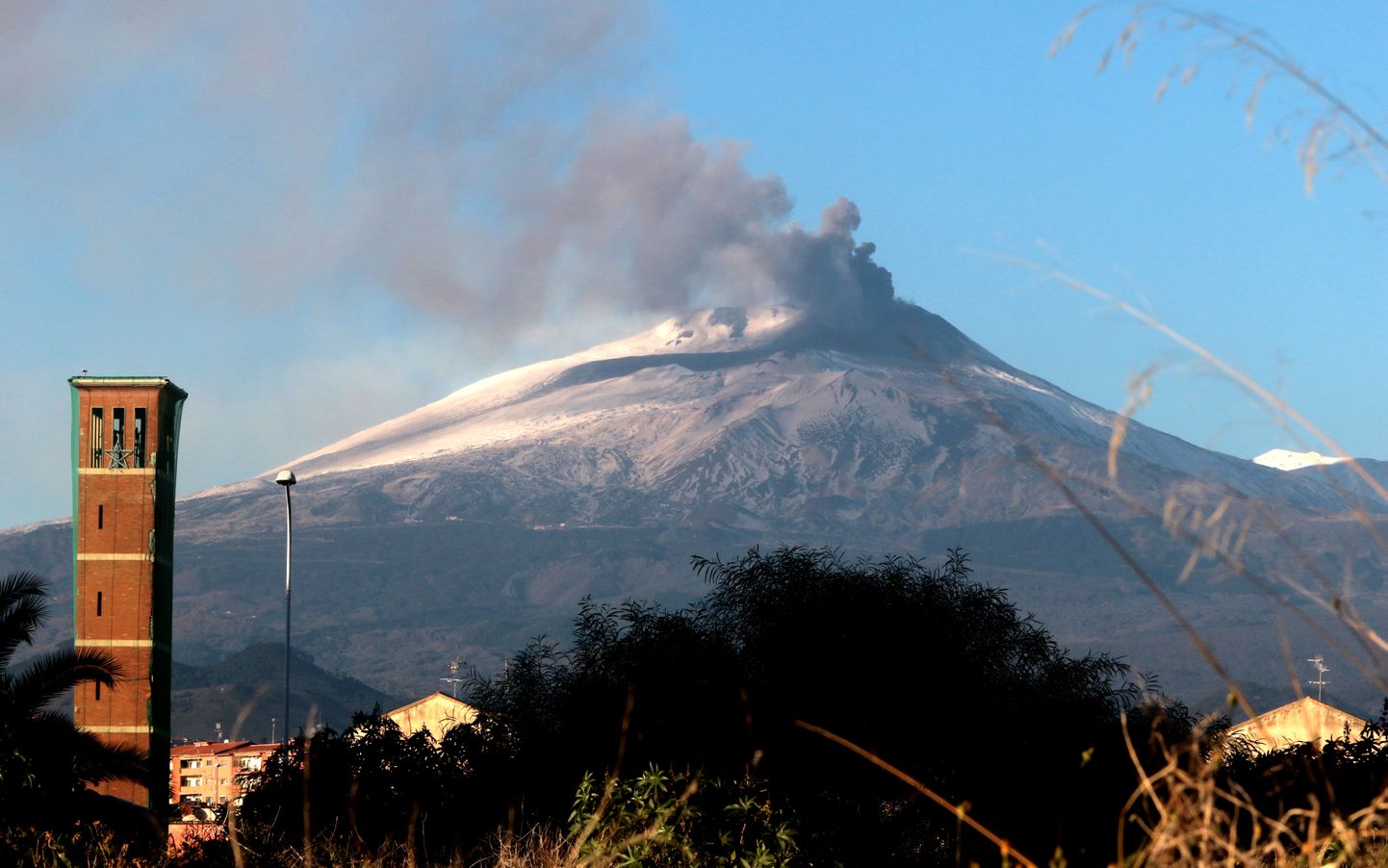 Etna purse 2020. aasta detsembris Cataniast vaadatuna. Foto on illustratiivne.