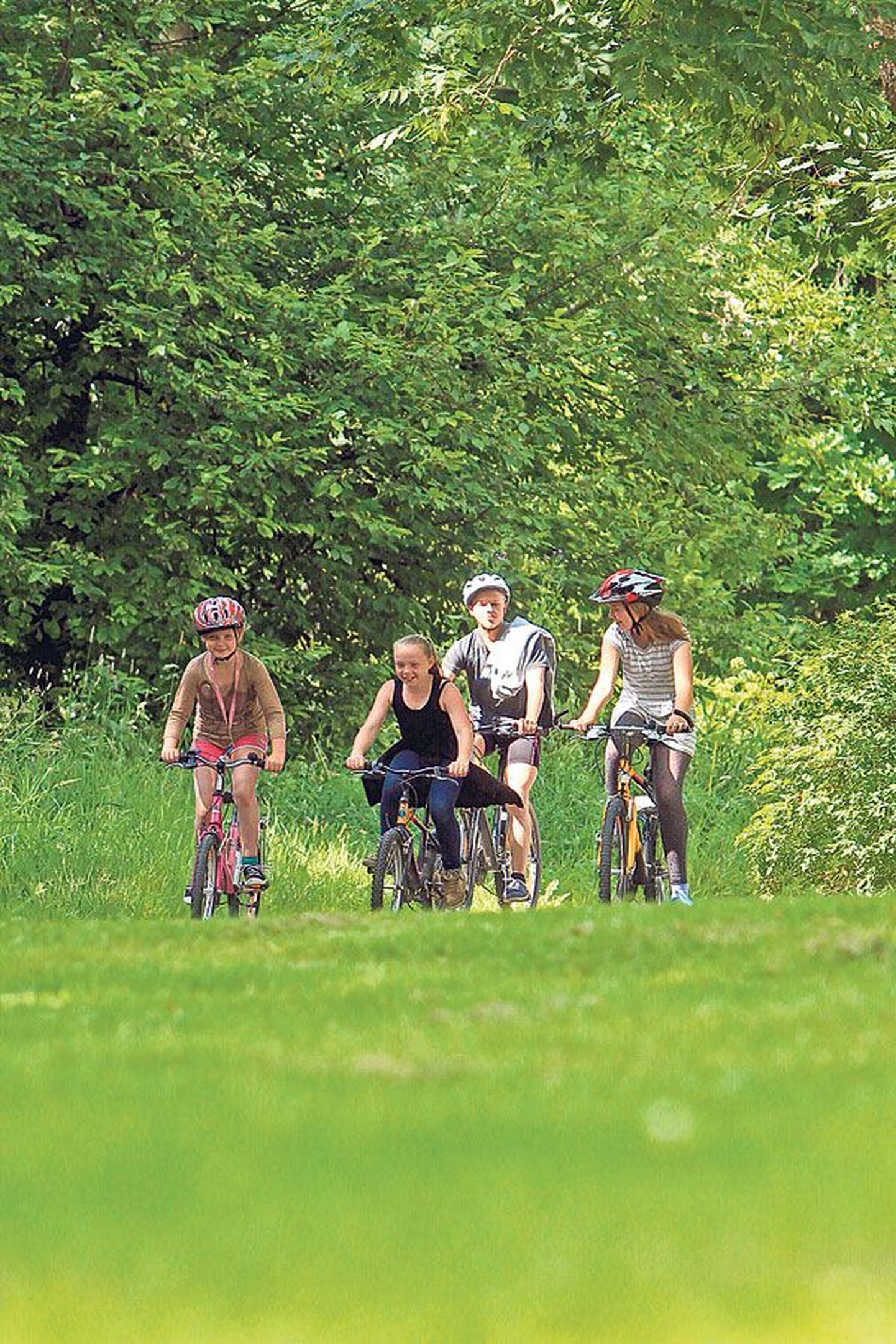 Nõo valla noored sõidavad oma kodukandi paikades jalgratastega kolme päeva jooksul läbi ligi sada kilomeetrit.