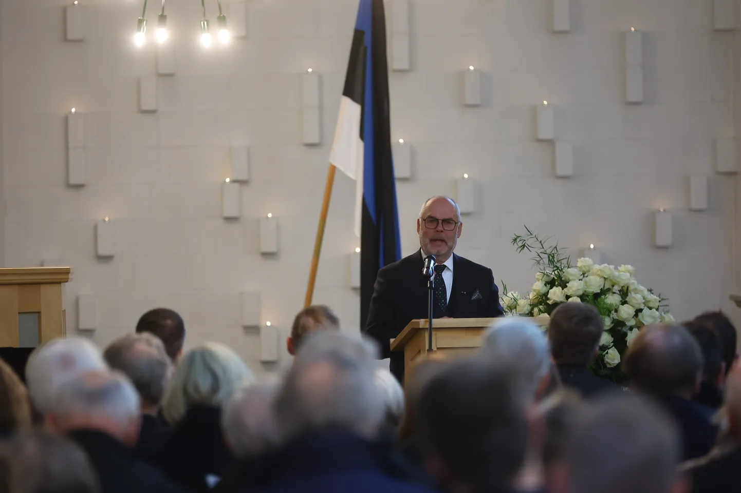 President Alar Karis kõnelemas Helle Meri matusetalitusel Viimsis Püha Jaakobi kirikus.