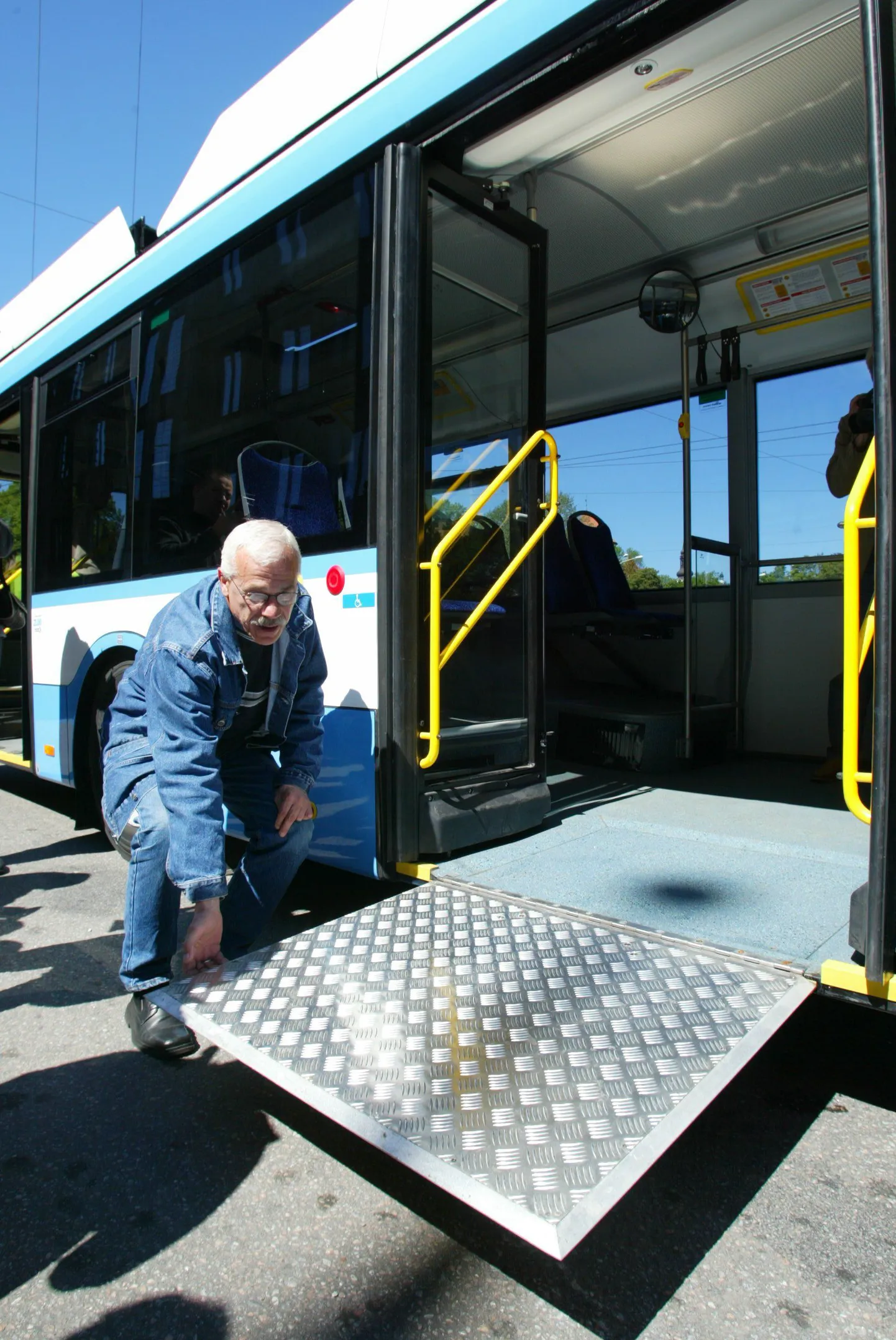 Linnavalitsus soovitab puudega inimestel julgemalt kasutada ühistransporti.