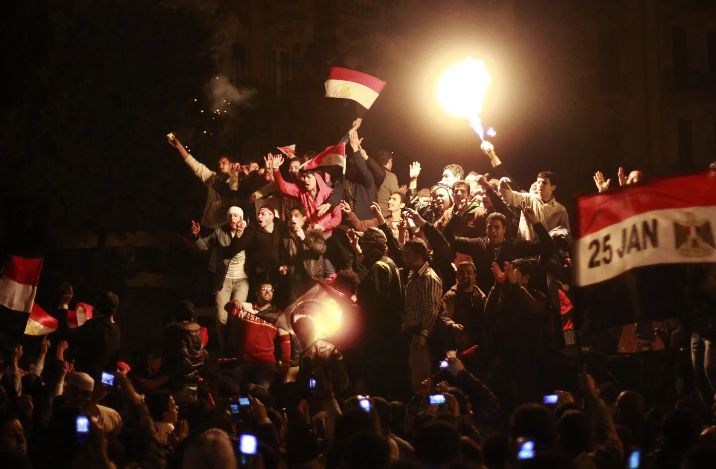 Египтяне празднуют уход Мубарака. Они пока не знаю, что принесет стране смена власти.