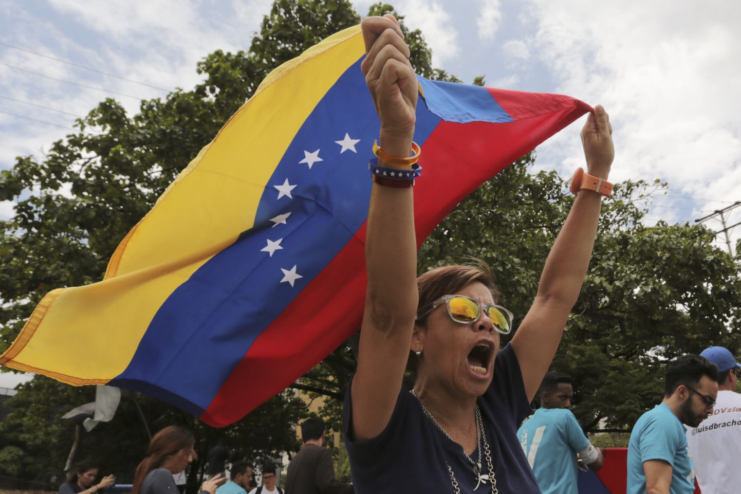 Uuesti Venezuela presidendiks valitud Nicolás Maduro vastased avaldamas esmaspäeval meelt riigi pealinnas Caracases. Opositsioon ärgitas inimesi valimiste eel mitte hääletama minema, kuna nende kõige populaarsematel kandidaatidel takistati valimistel osalemist.
