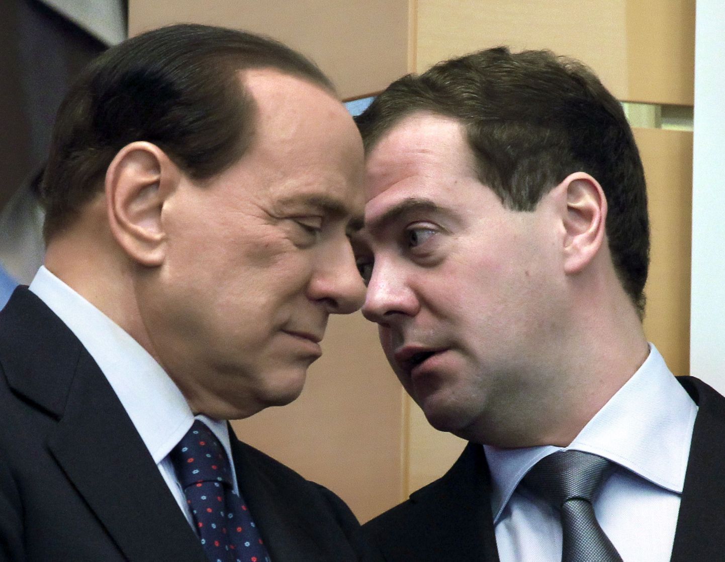Silvio Berlusconi ja Dmitri Medvedev usalduslikult vestelemas