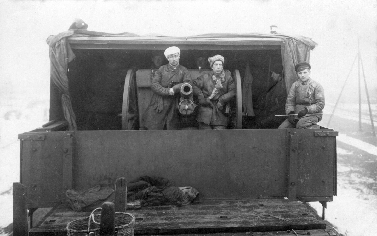 Laiarööpmelise soomusrongi nr 1 komandör, Viljandimaalt pärit kapten Anton Irv (vasakult esimene) langes vabadussõjas.