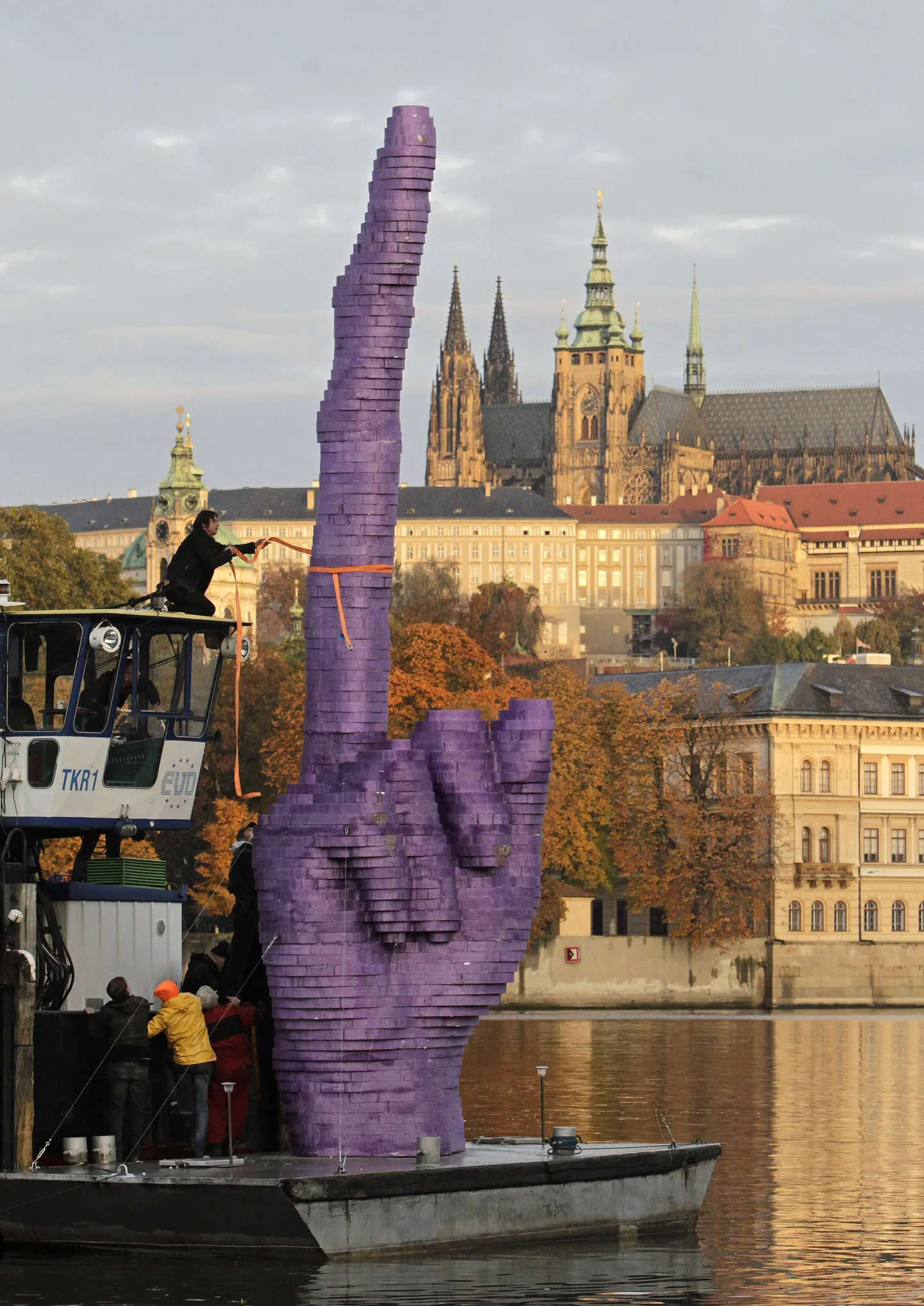 Kunstnik David Cerny «pikaltsaatmise» skulptuur