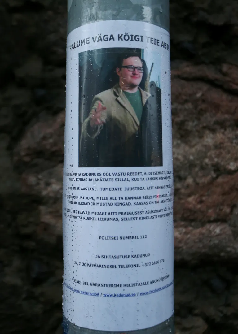 Kuulutus Vanemuise tänaval.