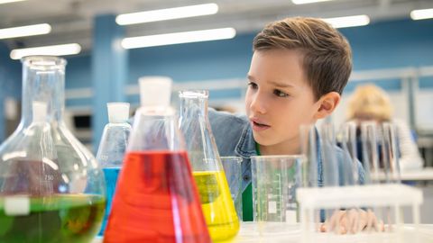 ARVAMUS ⟩ Keemiaõpetaja ülesanne peaks olema õpetada, mitte materjale osta