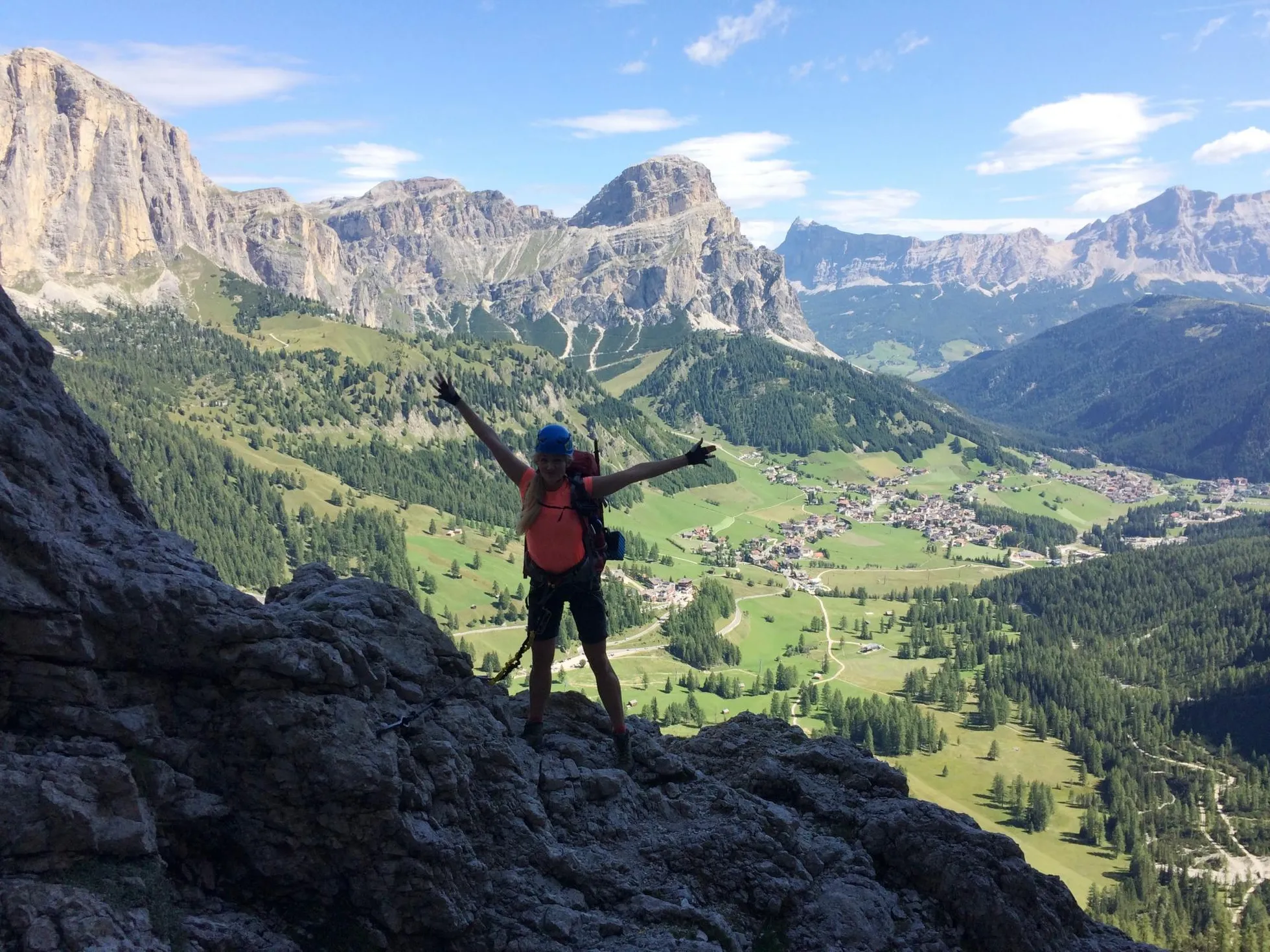 Mõnel harval hetkel on ruumi lausa kaks jalga korraga maha toetada ja käed lahti lasta. Taustal avaneb võrratu Val Gardena org ja Dolomiitide terrassid.
