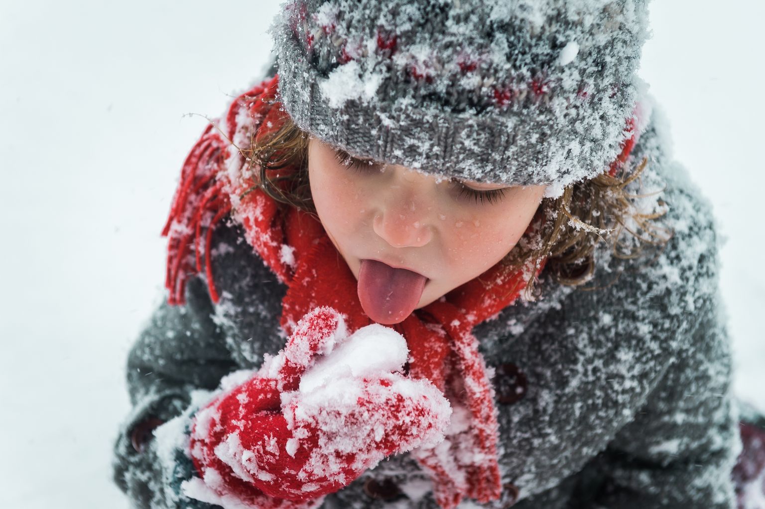 Lapsele tuleb seletada, et lume söömine võib olla tervisele ohtlik.