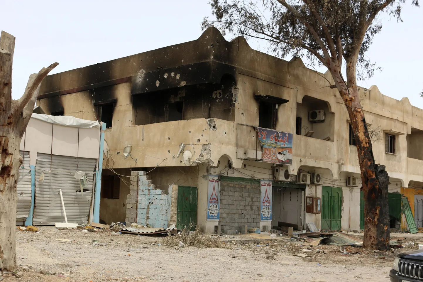 Разрушенное в ходе боев здание в Триполи.
