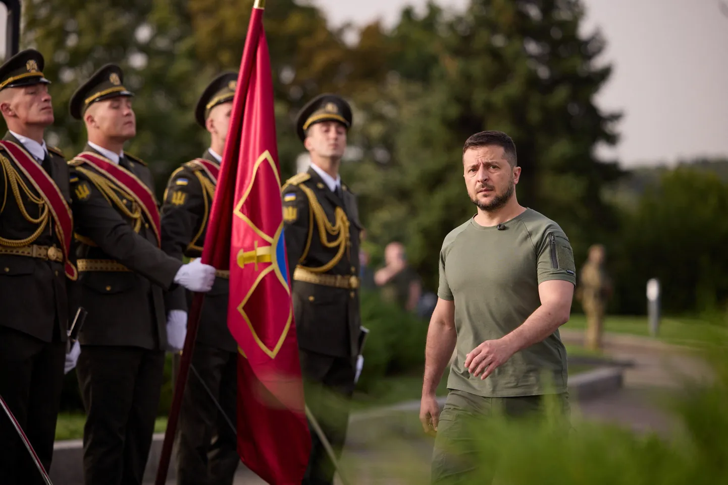 Ukraina president Volodõmõr Zelenskõi lipuheiskamistseremoonial eile Kiievis.