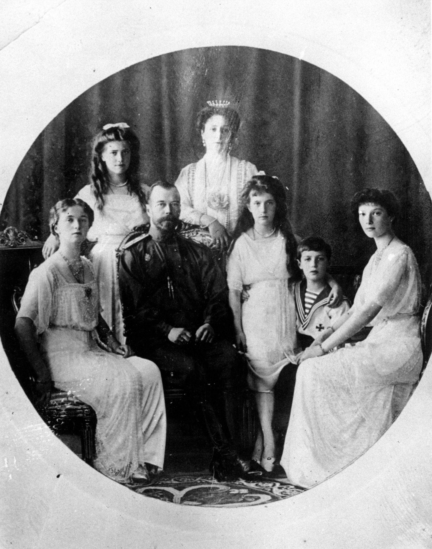 Venemaa viimane tsaar Nikolai II, ta abikaasa Aleksandra ning tütred ja poeg