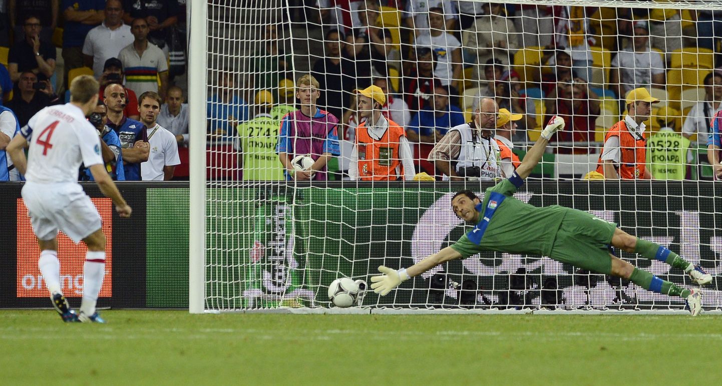 2012. aasta EMil realiseeris Steven Gerrard (vasakul) Itaalia vastu penaltiseerias oma löögi, kuid Inglismaa kaotas ikkagi.