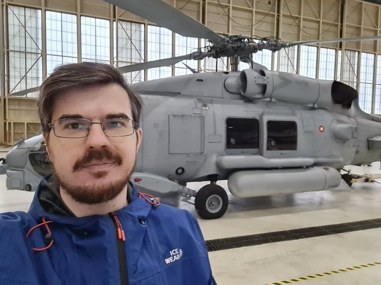 Авиационный эксперт из Исландии Андрей Меньшенин на фоне вертолета MH-60R Seahawk N977 с датского эсминца Тритон.