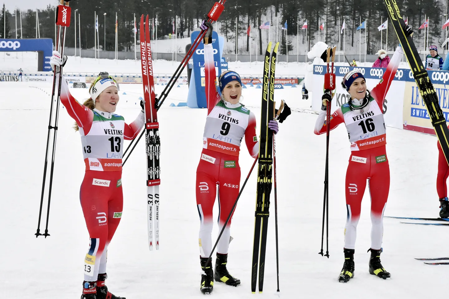 Helene Marie Fossesholm (vasakul) koos Therese Johaugi (keskel) ja Heidi Wengiga.