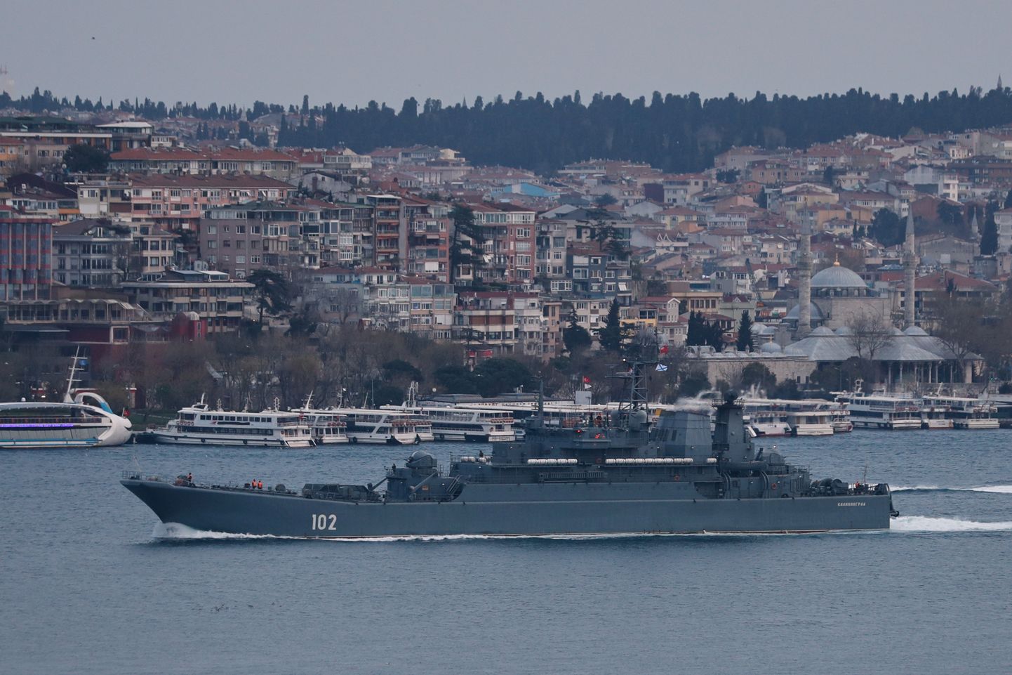 Vene sõjalaev Kaliningrad Bosporuse väinas teel Mustale merele.
