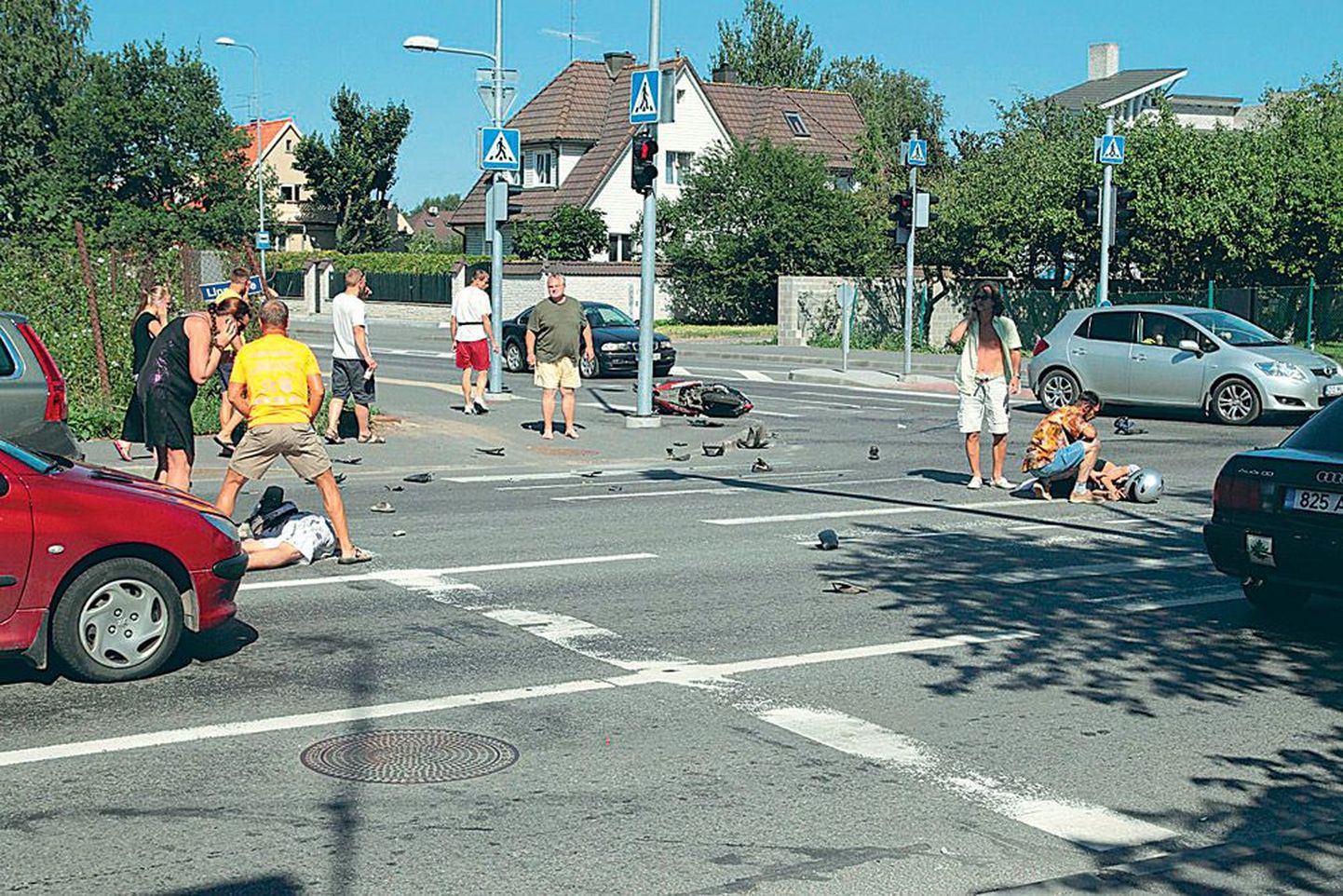 Rollerijuhile ja tema kaassõitjale kutsusid pärast liiklusõnnetust abi kokkupõrkes üheks osaliseks olnud Andres Jõesaar (pildil paremal mobiiltelefoniga) ja õnnetuse pealtnägijad.