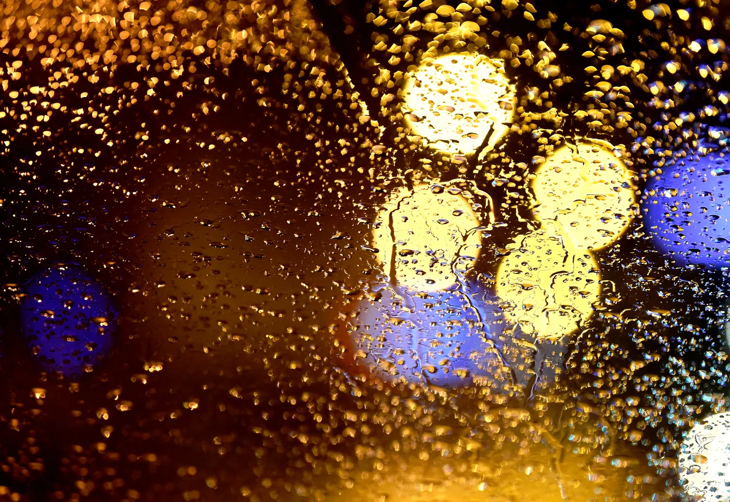 Капли дождя на автомобильном стекле. Иллюстративное фото