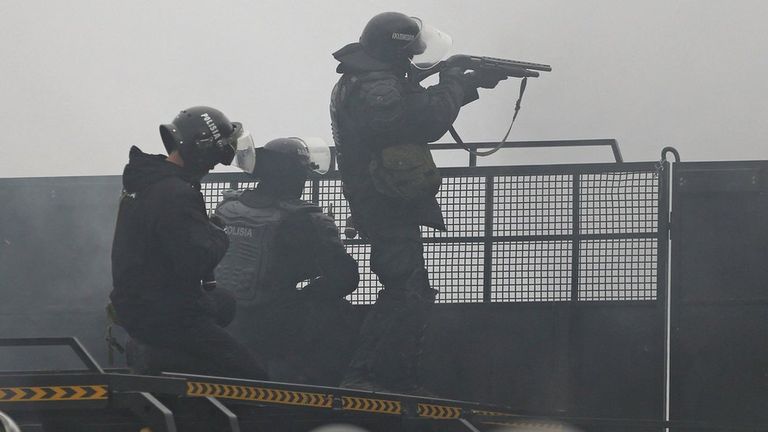 Судя по кадрам из Алматы, полиция применяет оружие