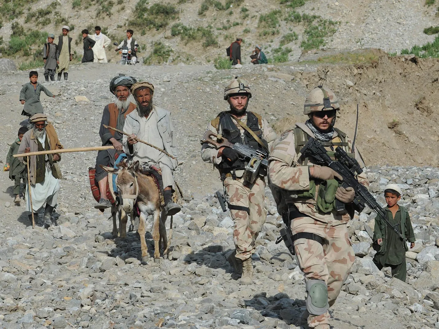 ISAFi sõdurid koos Afganistani külaelanikega