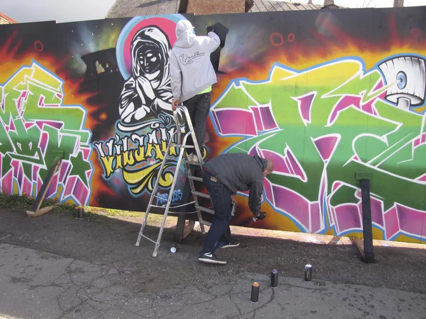 Grafitikunstnikud Riku (vasakul) ja Big Mora joonistavad veetorni ning tuunivad oma ilukirjas nimesid.