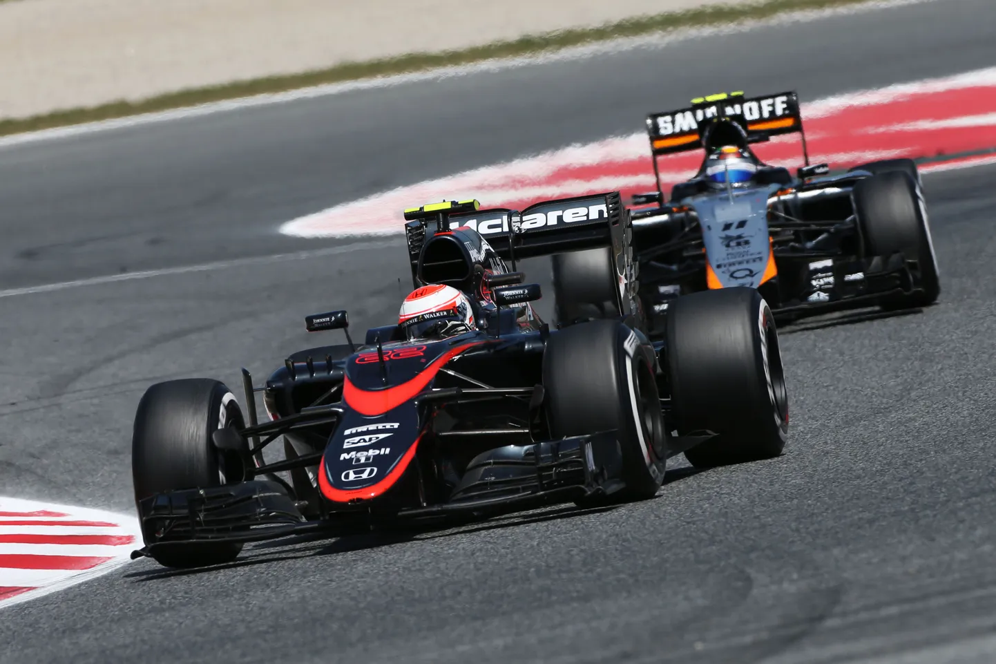 Jenson Button (esiplaanil) McLaren MP4-30.
roolis.