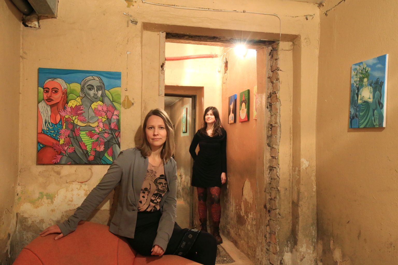 Oma maalide juures on varjendis Kairo (vasakul) ja Kudrun Vungi. Paremal on Kristina Viina teos.