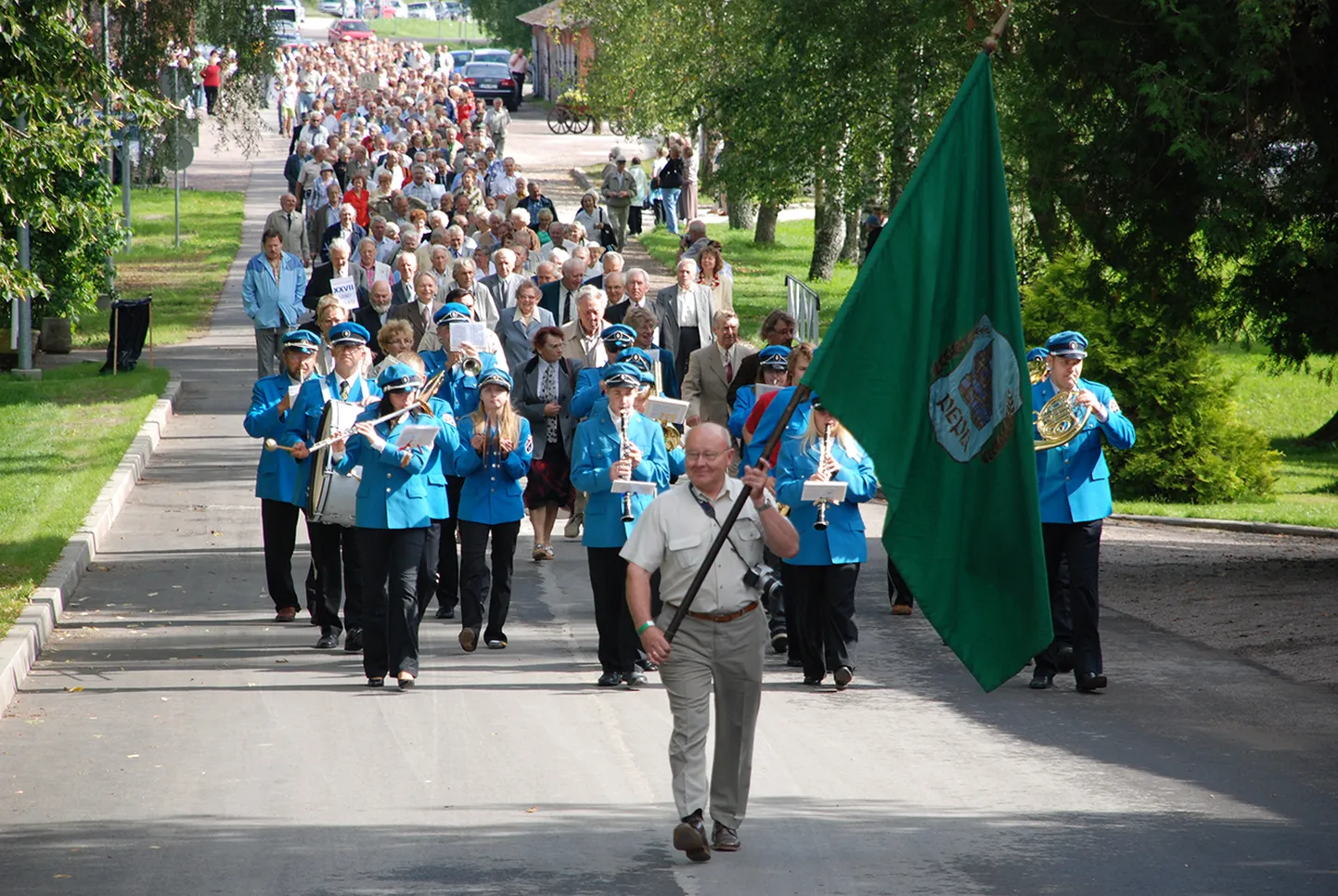 2008. aasta kokkutulek. Jäneda põllutöökeskkooli lippur on 38. lennu vilistlane Ants Käärma.