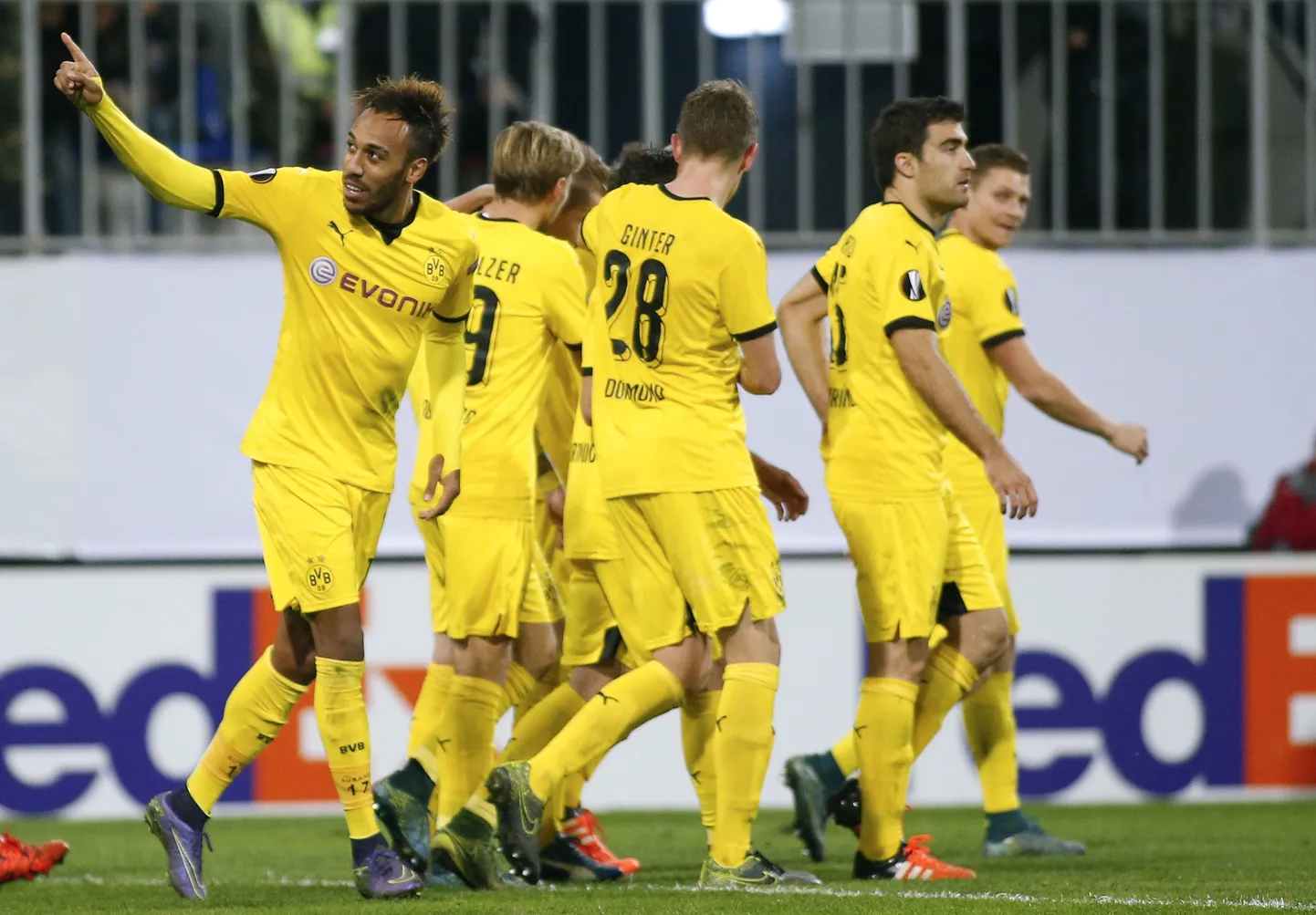 Dortmundi Borussia mängijad väravat tähistamas.